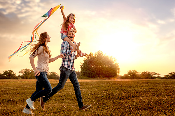 Familie mit Sonnenuntergang im Hintergrund