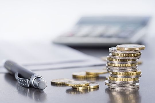 Geld mit Kugelschreiber und Taschenrechner