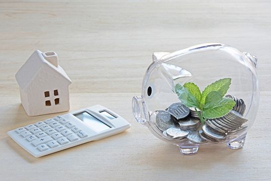 Sparschwein mit Haus-Modell