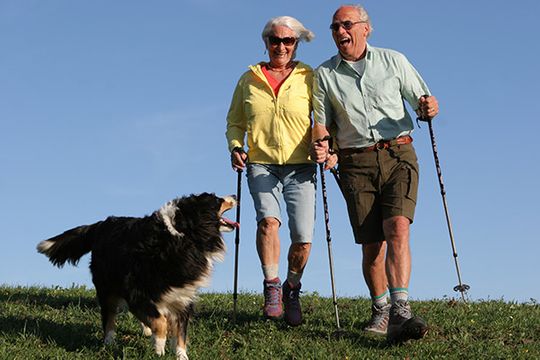 Älteres Päärchen mit Hund beim Wandern